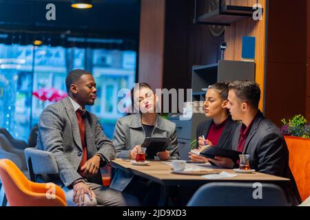 Gruppo di gente di busniess multirazziale sta parlando l'azienda Foto Stock