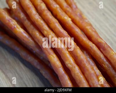 Kabanos, noto anche come cabanossi o kabana, è una salsiccia lunga, sottile e secca, di solito fatta di maiale che ha origine in Polonia. Sono affumicati nel sapore, un Foto Stock