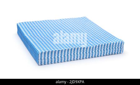 Pila di tovaglioli di carta blu scacchi isolati su bianco. Vista laterale. Foto Stock