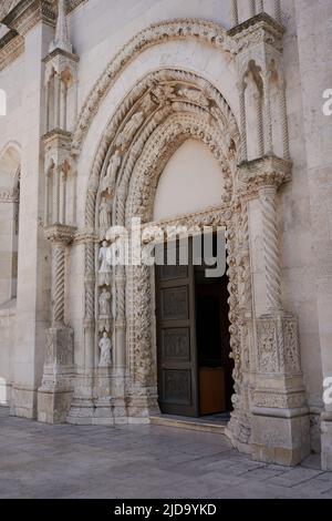 Sibenik, Croazia - 26 maggio 2022, la Cattedrale di San Giacomo (croato: Katedrala sv. Jakova) è una basilica a tre navate Foto Stock