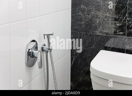 Bagno interno stile loft design in bianco e nero Foto Stock