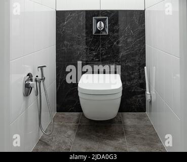 Bagno interno stile loft design in bianco e nero Foto Stock