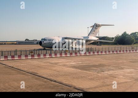 Pisa, 16th 2022 giugno: KAF 343 Kuwait Air Force Boeing C-17A Globemaster III sulla pista dell'aeroporto di Pisa in Italia Foto Stock