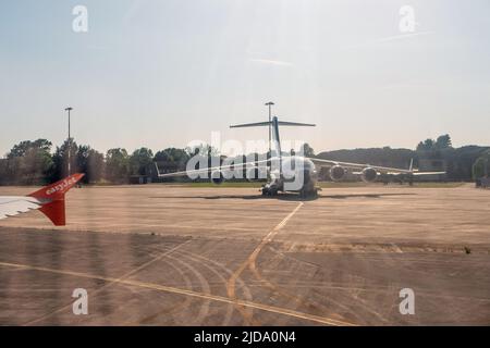 Pisa, 16th 2022 giugno: KAF 343 Kuwait Air Force Boeing C-17A Globemaster III sulla pista dell'aeroporto di Pisa in Italia Foto Stock