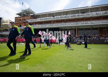 Gli imperi escono di fronte al padiglione dal padiglione dei signori della Vitalià T20 Blast il 19th giugno 2022 Foto Stock