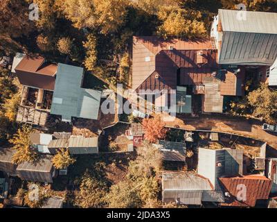 Baraccopoli e baraccopoli nei sobborghi della città. Vista aerea sul tetto Foto Stock