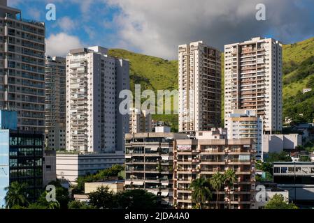Vista degli edifici in Nova Iguacu City, area metropolitana di Rio de Janeiro Foto Stock