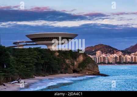 Il Museo d'Arte Contemporanea di Oscar Niemeyer, uno dei capolavori dell'architettura moderna, costruito sulla roccia sopra la spiaggia di Nitreoi, Brasile Foto Stock