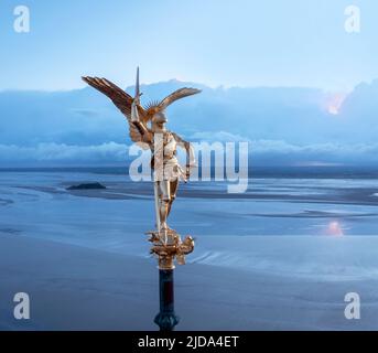 Arcangelo San Michele si trova sulla guglia della chiesa abbaziale di le Mont Saint-Michel (Monte di San Michele), Avranches, Manica, Normandia, Francia. Foto Stock