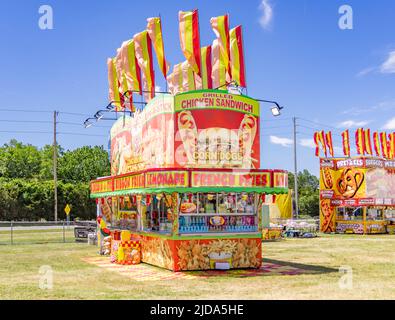 Trailer di cibo colorato e brillante al Mattituck Strawberry Festival Foto Stock