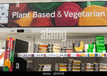 Prodotti a base vegetale e vegetariana per la segnaletica e l'alimentazione negli scaffali dei supermercati a Tesco, Regno Unito Foto Stock