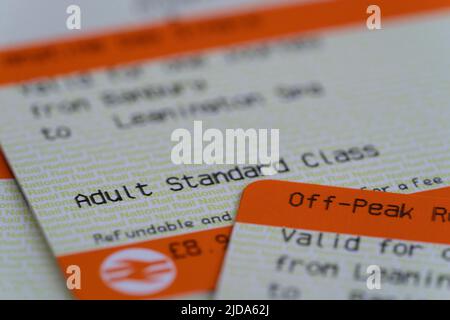 Primo piano sui biglietti ferroviari per adulti di classe standard nel Regno Unito. Tema - aumenti della tariffa ferroviaria, biglietterie ferroviarie, biglietti ferroviari inglesi, aumenti dei prezzi di viaggio Foto Stock