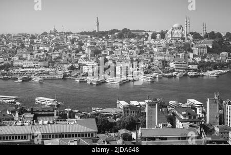 Skyline bianco e nero di Istanbul, vista sul quartiere di Eminonu. Il Corno d'Oro costeggia con la Moschea Suleymaniye sullo sfondo Foto Stock