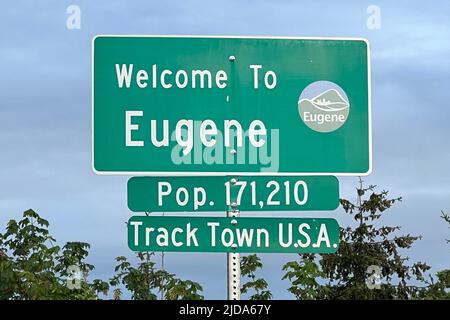 Un cartello Welcome to Eugene Track Town USA City, giovedì 8 giugno 2022, a Springfield, ore Foto Stock