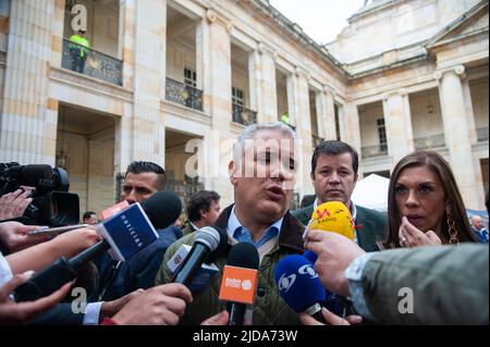 Bogota, Colombia. 19th giugno 2022. Il presidente colombiano Ivan Duque apre la giornata elettorale durante il secondo turno delle elezioni presidenziali a Bogotà, Colombia, il 19 giugno 2022. Foto di: Chepa Beltran/Long Visual Press Credit: Long Visual Press/Alamy Live News Foto Stock