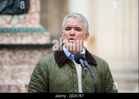 Bogota, Colombia. 19th giugno 2022. Il presidente colombiano Ivan Duque apre la giornata elettorale durante il secondo turno delle elezioni presidenziali a Bogotà, Colombia, il 19 giugno 2022. Foto di: Chepa Beltran/Long Visual Press Credit: Long Visual Press/Alamy Live News Foto Stock