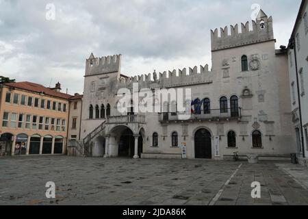 Il Palazzo Praetoriano è un palazzo gotico veneziano del 15th secolo situato nella città di Capodistria. Si trova sul lato sud della centrale Piazza Tito An della citta' Foto Stock