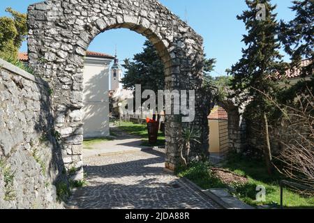 Vista su arco di pietra o cancello nel Castello Trsat a Rijeka dall'interno. Si trova nel punto esatto di un'antica fortezza illirica e romana. Foto Stock