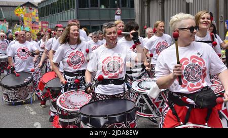 Manchester, Regno Unito, 19th giugno 2022. La band di batterizzazione dei reggae di Batala Samba. Artisti e artisti partecipano alla Manchester Day Parade, Manchester, Inghilterra, Regno Unito. Gli organizzatori dicono: 'Oltre 1.500 artisti e artisti delle comunità locali danno vita al centro di Manchester in una fantastica esposizione di colori, suoni e movimenti. Un pubblico di oltre 60.000 persone è stupito dall'incredibile giornata di incredibili strutture, costumi vivaci e musica e danza pulsante'. Credit: Terry Waller/Alamy Live News Foto Stock