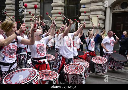 Manchester, Regno Unito, 19th giugno 2022. La band di batterizzazione dei reggae di Batala Samba. Artisti e artisti partecipano alla Manchester Day Parade, Manchester, Inghilterra, Regno Unito. Gli organizzatori dicono: 'Oltre 1.500 artisti e artisti delle comunità locali danno vita al centro di Manchester in una fantastica esposizione di colori, suoni e movimenti. Un pubblico di oltre 60.000 persone è stupito dall'incredibile giornata di incredibili strutture, costumi vivaci e musica e danza pulsante'. Credit: Terry Waller/Alamy Live News Foto Stock