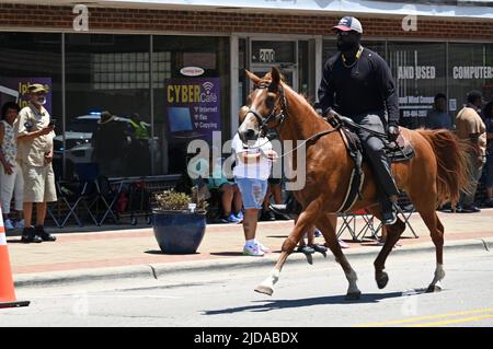 I cowboys afroamericani sfilano a cavallo attraverso Zebulon, NC, come parte di un fine settimana di celebrazione giunettesimo di emancipazione dalla schiavitù. Foto Stock