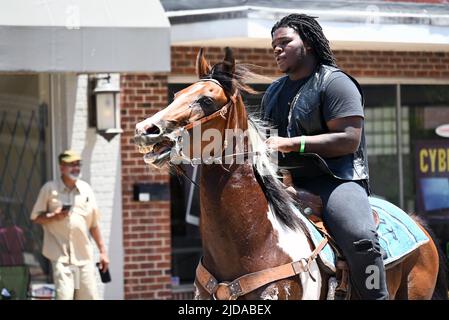 I cowboys afroamericani sfilano a cavallo attraverso Zebulon, NC, come parte di un fine settimana di celebrazione giunettesimo di emancipazione dalla schiavitù. Foto Stock