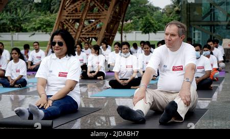 Kolkata, Bengala Occidentale, India. 1st Jan 2013. Il sig. Nick Low, vice alto commissario britannico a Kolkata e gli appassionati di yoga prendono parte a una sessione di yoga di massa, organizzata dalla vice alta Commissione britannica, Kolkata a Eco Park, New Townin Kolkata, India il 19 giugno 2022. In vista della Giornata Internazionale dello Yoga del 21 giugno. (Credit Image: © Dipa Chakraborty/Pacific Press via ZUMA Press Wire) Foto Stock