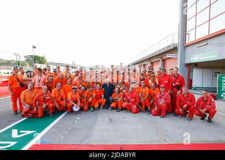 Imola, Italia. 18th giugno 2022. DTM Imola 2022, Gerhard Berger con marshalls Credit: dpa/Alamy Live News Foto Stock