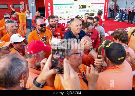 Imola, Italia. 18th giugno 2022. DTM Imola 2022, Gerhard Berger con marshalls Credit: dpa/Alamy Live News Foto Stock