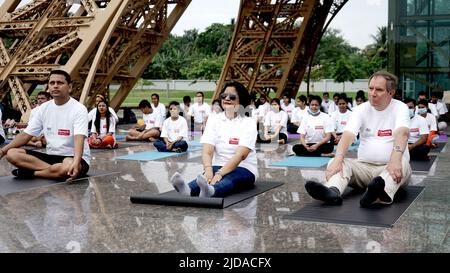 Kolkata, Bengala Occidentale, India. 1st Jan 2013. Il sig. Nick Low, vice alto commissario britannico a Kolkata e gli appassionati di yoga prendono parte a una sessione di yoga di massa, organizzata dalla vice alta Commissione britannica, Kolkata a Eco Park, New Townin Kolkata, India il 19 giugno 2022. In vista della Giornata Internazionale dello Yoga del 21 giugno. (Credit Image: © Dipa Chakraborty/Pacific Press via ZUMA Press Wire) Foto Stock