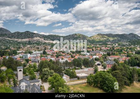 Paesaggio urbano della città di Cetinje in Montenegro. Foto Stock