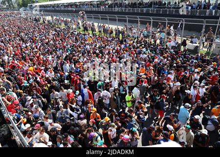 Montreal, Canada. 19th giugno 2022. Tifosi al podio. 19.06.2022. Formula 1 World Championship, Rd 9, Canadian Grand Prix, Montreal, Canada, Giorno di gara. Il credito fotografico dovrebbe essere: XPB/Press Association Images. Credit: XPB Images Ltd/Alamy Live News Foto Stock