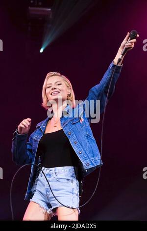 Newport, Regno Unito. 19th giugno 2022. Nina Lindberg Nesbitt, cantante scozzese di musica rock indie, suona dal vivo sul palco al festival dell'isola di Wight. (Foto di Dawn Fletcher-Park/SOPA Images/Sipa USA) Credit: Sipa USA/Alamy Live News Foto Stock