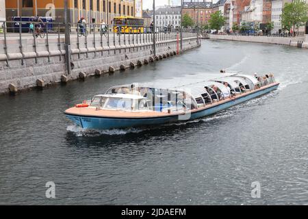 Copenaghen, Danimarca - 14 giugno 2022: Giro in barca dei canali a Gammel Strand. Foto Stock
