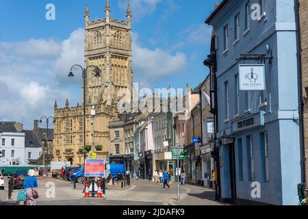 Mercato che mostra Chiesa di San Giovanni Battista Chiesa, Cirencester, Gloucestershire, Inghilterra, Regno Unito Foto Stock