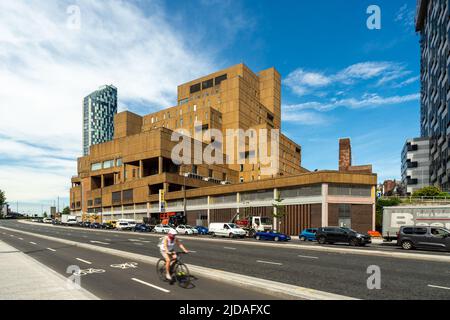 New Hall Place, Old Hall Street, Liverpool, Inghilterra, Regno Unito. Un esempio di architettura brutalista. C'è una coda di traffico e un ciclista che passa vicino Foto Stock