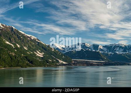 Dischantment Bay, Alaska, USA - 21 luglio 2011: Il ghiacciaio Turner delimitato su entrambi i lati da montagne quando raggiunge l'acqua. Sud è verde foresta f Foto Stock