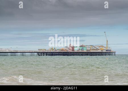 Brighton Palace Pier, molo di piacere classificato di grado II* sul lungomare di Brighton, famoso punto di riferimento di Brighton, East Sussex, Inghilterra, Regno Unito Foto Stock