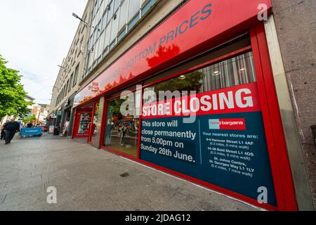 Home Bargains store, Lord Street, Liverpool, Inghilterra Regno Unito. Accedi alla vetrina del negozio indicando che questo negozio particolare chiude definitivamente il 26th giugno (2022). Foto Stock