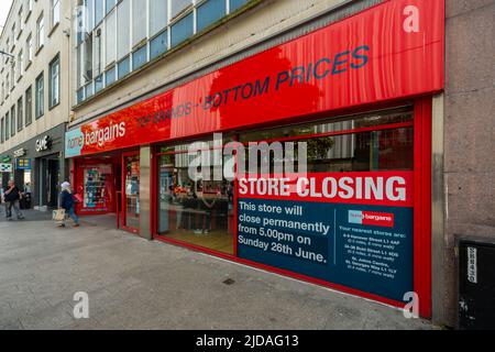 Home Bargains store, Lord Street, Liverpool, Inghilterra Regno Unito. Accedi alla vetrina del negozio indicando che questo negozio particolare chiude definitivamente il 26th giugno (2022). Foto Stock