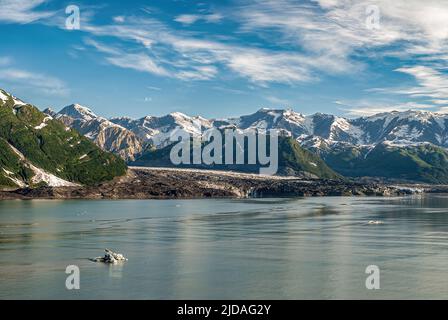 Disincantment Bay, Alaska, USA - 21 luglio 2011: Sotto il paesaggio azzurro, atterraggio quasi orizzontale del Ghiacciaio del Turner nell'acqua dell'oceano. Circondato dalla neve Foto Stock