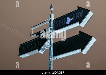 Cartello self-service, tre frecce su un cartello stradale sopraelevato.
