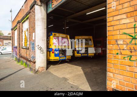 Furgoni per gelato all'interno di un garage o di un locale chiuso a chiave, Liverpool, Regno Unito Foto Stock