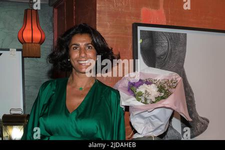 La galeriste Patricia Ederhy, organizza le finissage de l'exposition des photos de Patrick Braoudé, à la 33, rue Paul Bert, 93400 St Ouen . Foto Stock