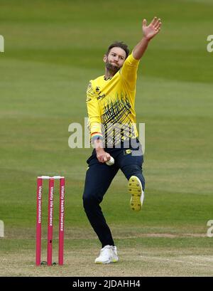 CHESTER LE STREET, REGNO UNITO. GIUGNO 19th Andrew Tye of Durham Bowls durante la partita di Blast Vitality T20 tra il Durham County Cricket Club e il Leicestershire County Cricket Club presso il Seat Unique Riverside, Chester le Street, domenica 19th giugno 2022. (Credit: Will Matthews | MI News) Credit: MI News & Sport /Alamy Live News Foto Stock