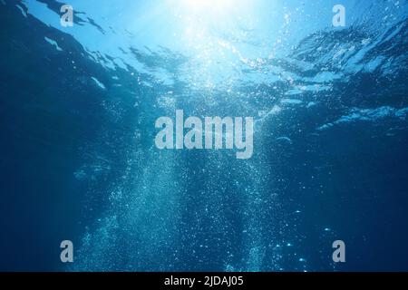 Bolle d'aria subacquea nel mare che sale alla superficie dell'acqua, scena naturale, Mediterraneo Foto Stock