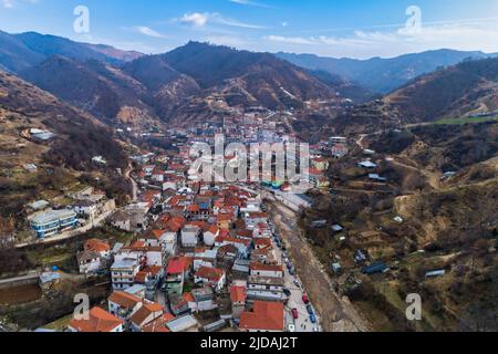 Vista aerea di Myki, villaggio nella prefettura di Xanthi, Grecia. Appartiene al gruppo di villaggi della prefettura con popolazione musulmana, che a Foto Stock