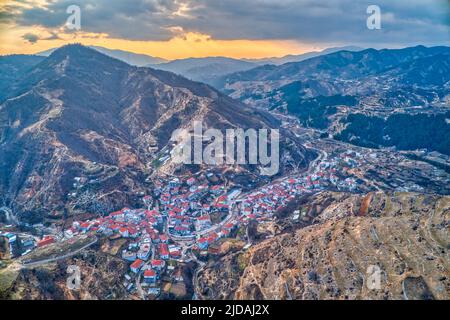 Vista aerea di Myki, villaggio nella prefettura di Xanthi, Grecia. Appartiene al gruppo di villaggi della prefettura con popolazione musulmana, che a Foto Stock
