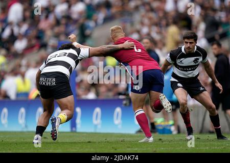 Londra, Regno Unito, 19, Giugno, 2022, Jack Walker (Inghilterra) (R) passa Tani Vili (Barbariani) raffigurato in azione, durante Inghilterra vs. Barbarians Rugby, Credit:, Graham Glendinning,/ Alamy Live News Punteggio finale: 21-52 Credit: Graham Glendinning / GlennSports/Alamy Live News Foto Stock