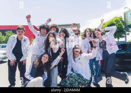 18.05.2022. Tbilisi, Georgia. Bambini in camicie bianche con iscrizioni che celebrano l'ultimo giorno della scuola. Foto di alta qualità Foto Stock